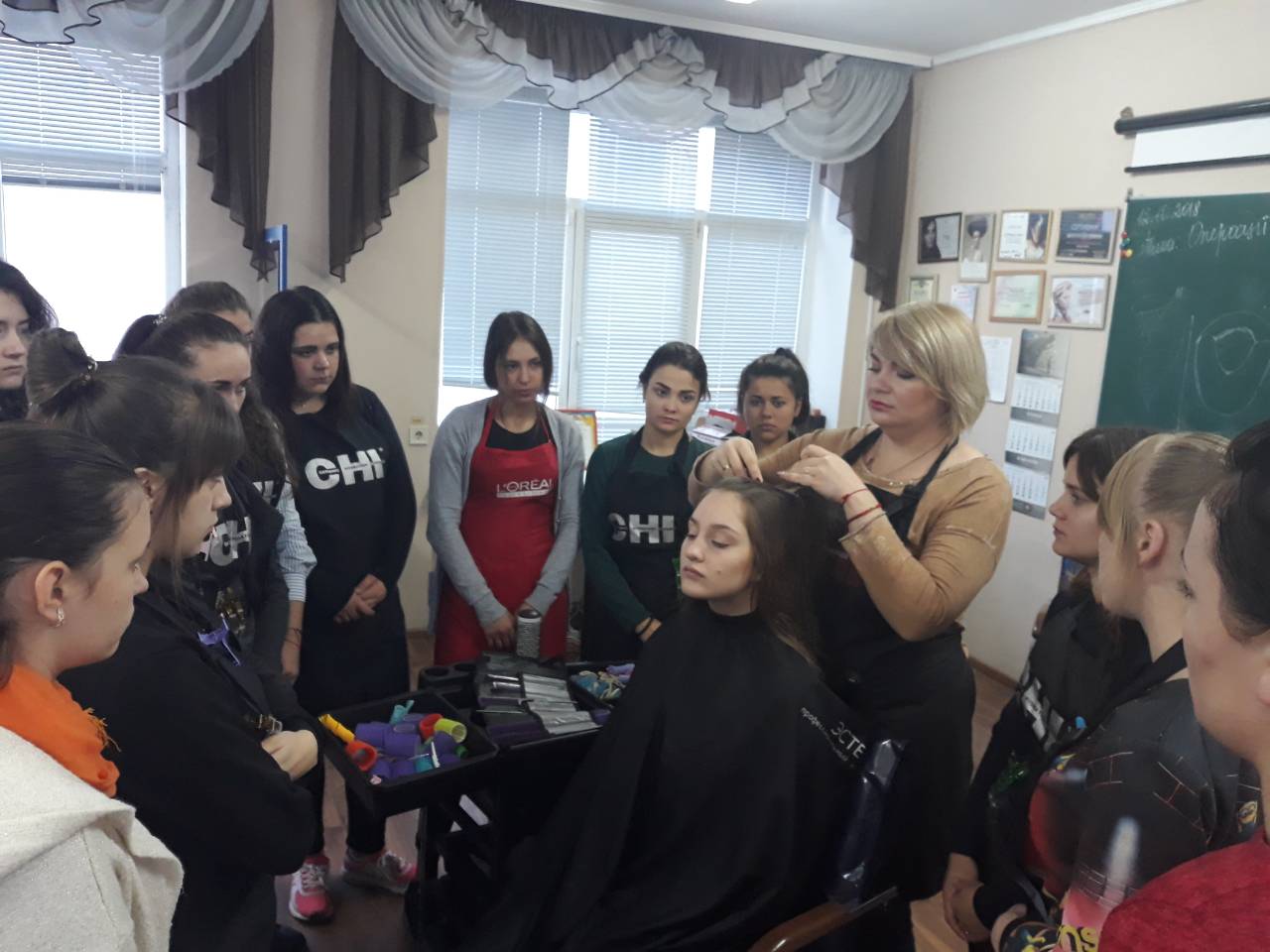8 жовтня 2018 року в ДНЗ” Одеський професійний ліцей сфери послуг Південноукраїнського національного педагогічного університету ім. К.Д. Ушинського ” було проведене виробниче навчання на тему «Засвоєння прийомів накручування волосся на бігуді горизонтальним методом» для учнів групи №0518 за спеціальністю «Перукар (перукар-модельєр)» під керівництвом майстра виробничого навчання Кікун Г.В. post thumbnail image